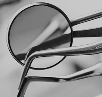 A close up of some surgical instruments